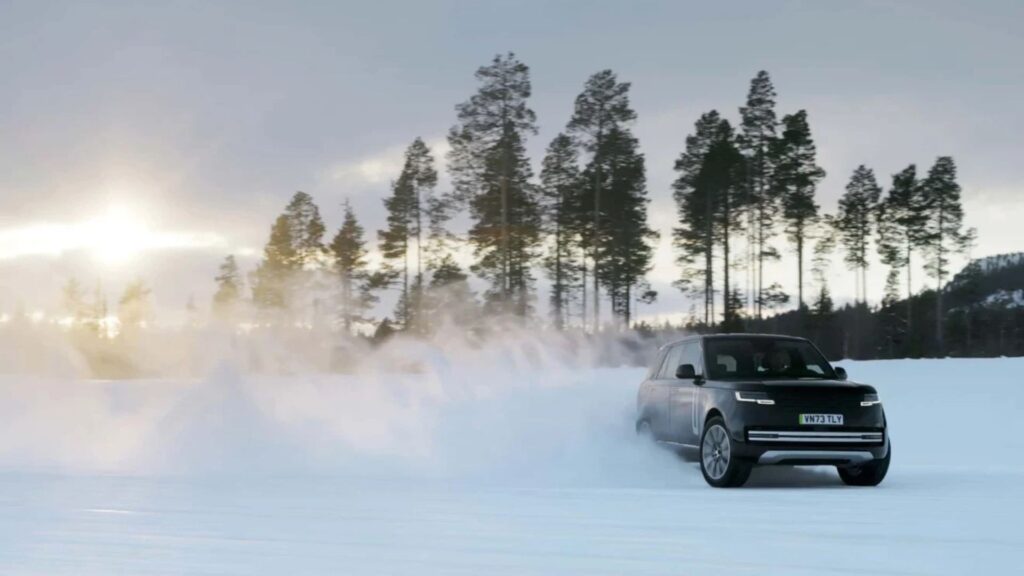 Nova Range Rover Elétrica na neve.
