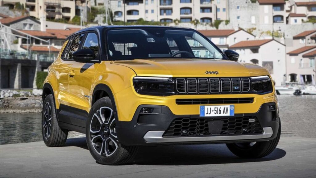 Jeep Avanger amarelo na diagonal.