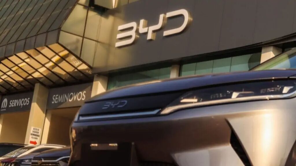 Frente de um carro da BYD.