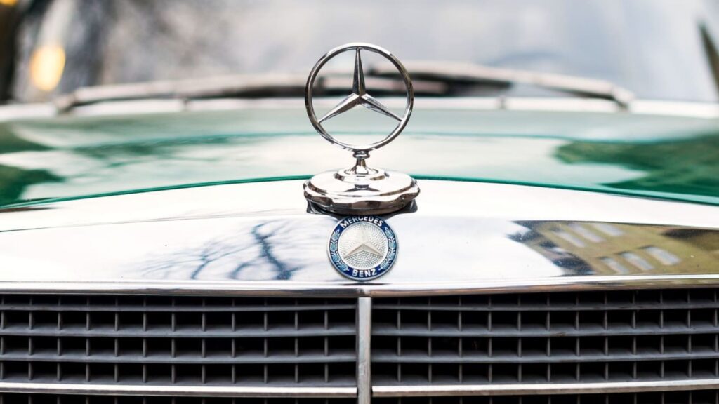 Símbolos da Mercedes-Benz vira alvo de ladrões.