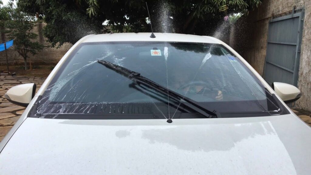 Esguicho do para-brisa de um carro branco.