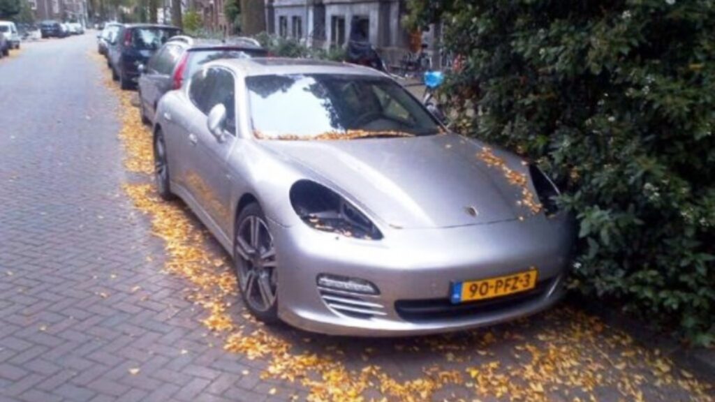 Faróis de um carro prata foi roubado.