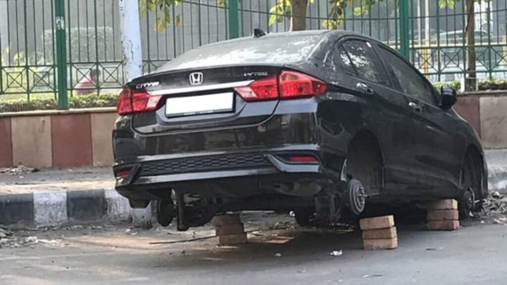 Carro preto sem roda pois foi roubadas.