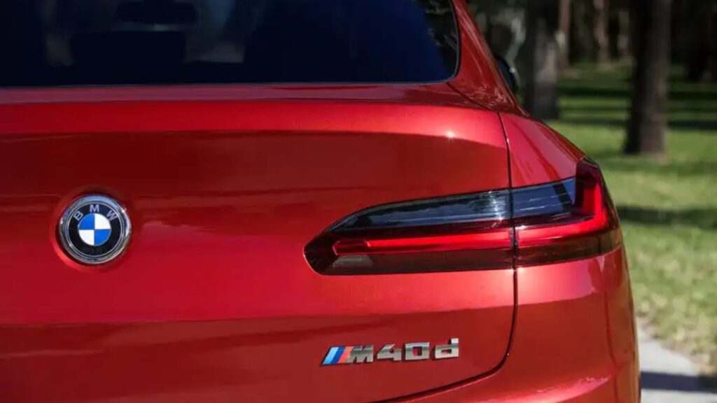 Logo da BMW vermelha.
