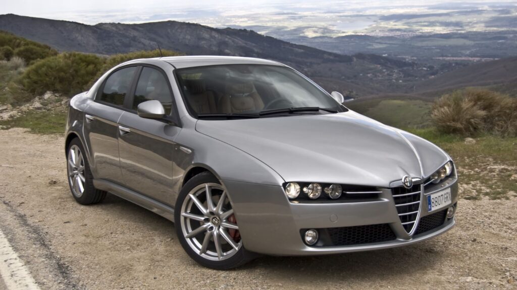 Alfa Romeo 159 cinza na diagonal.
