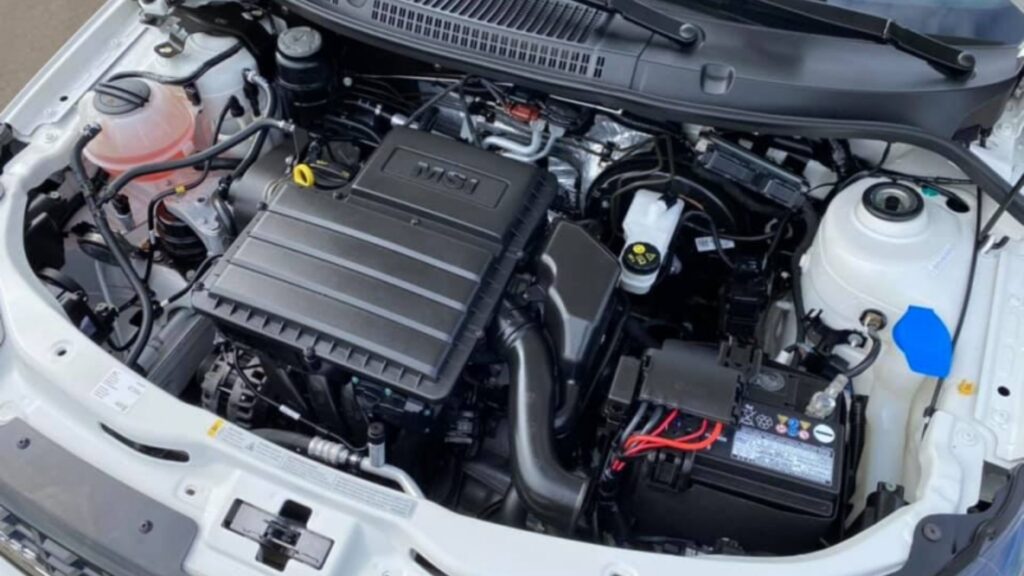 Motor da Volkswagen Saveiro branca.