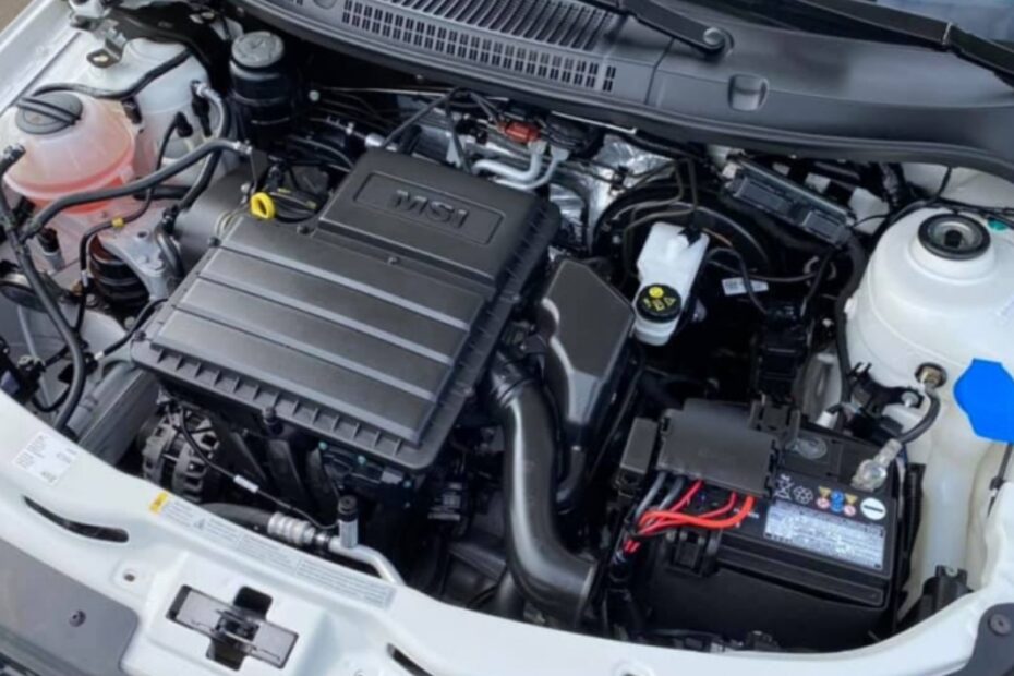 Motor da Volkswagen Saveiro branca.