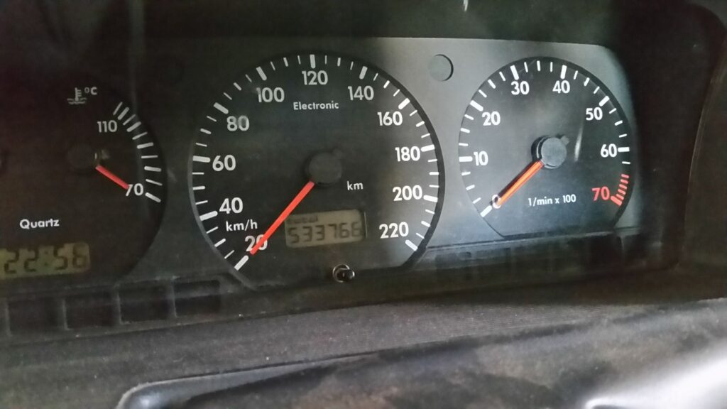 Painel de um carro com Alta quilometragem e idade avançada.