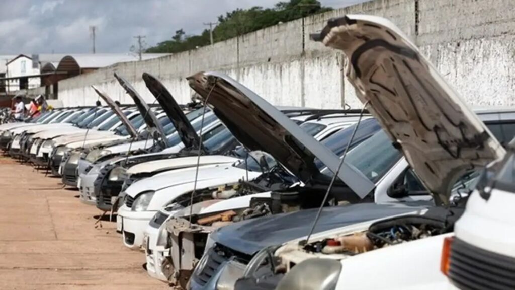 Carros com histórico de acidentes graves ou leilão.