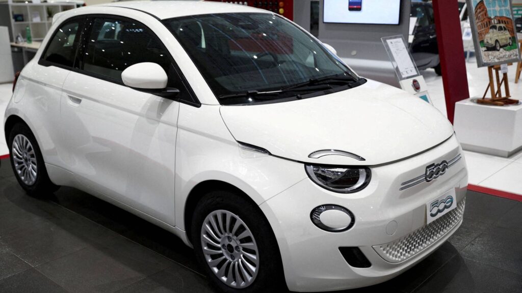 Fiat 500 branco usado parado na diagonal.