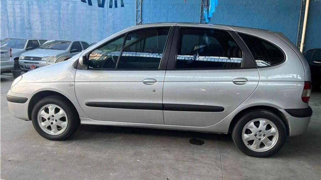 Renault Scenic prata.