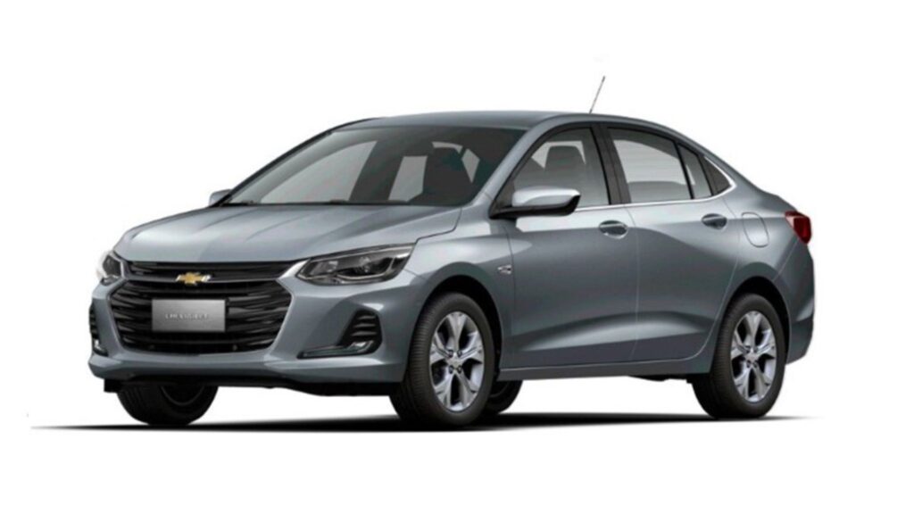 Chevrolet Onix Plus Premier AT cinza na diagonal no fundo branco.