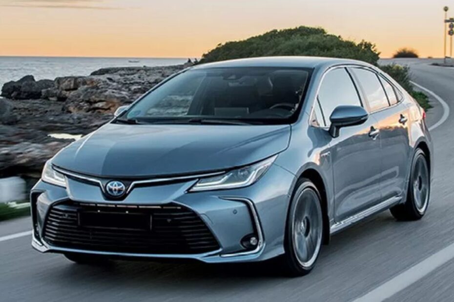 Corolla híbrido cinza na estrada.
