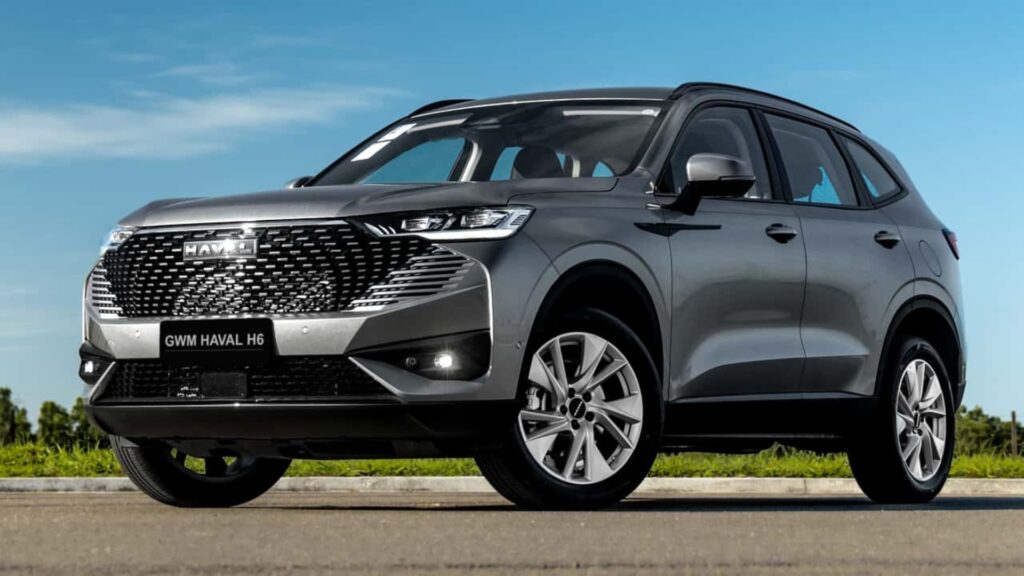 Haval H6 One híbrido cinza na diagonal.