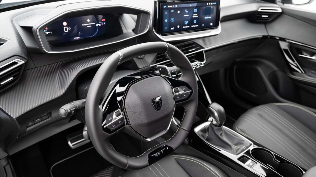 Interna do Peugeot e-2008 GT.