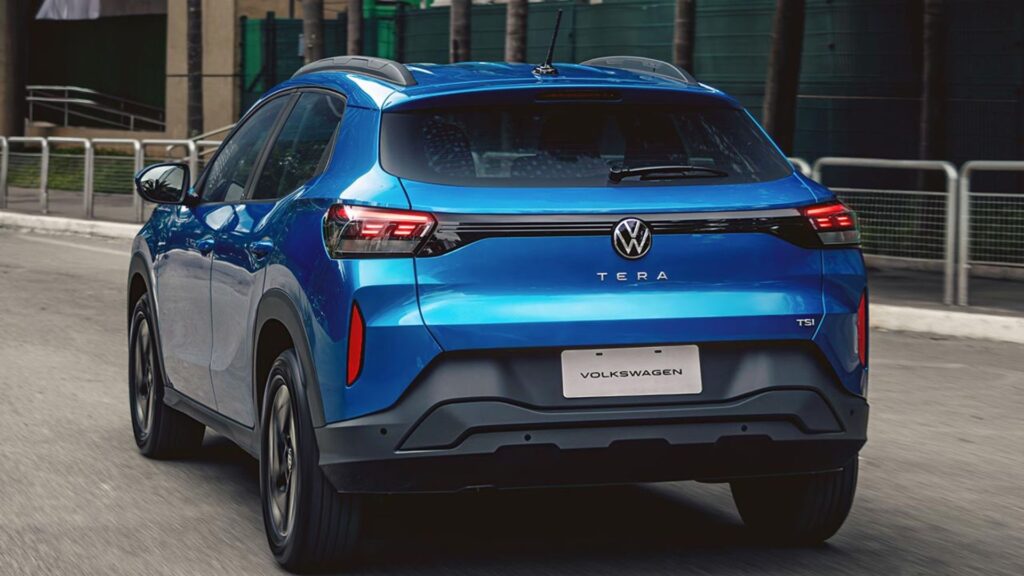 Traseira do Volkswagen Tera azul em movimento.