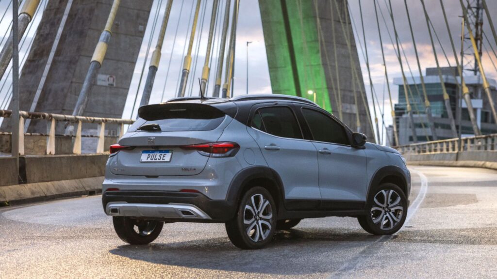 Fiat Pulse cinza na diagonal em cima de uma ponte.