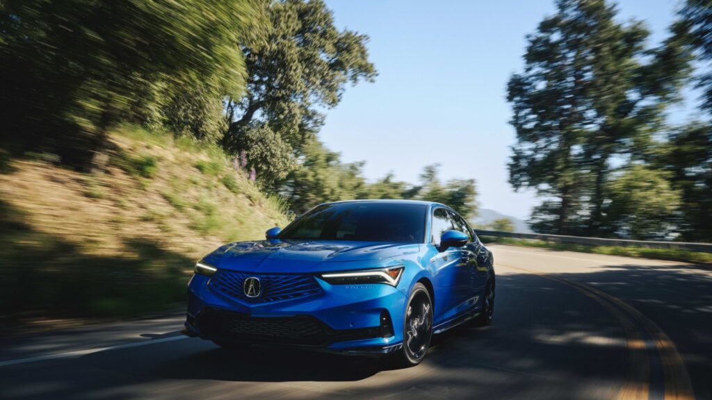 Acura Integra 2026 azul na estrada.