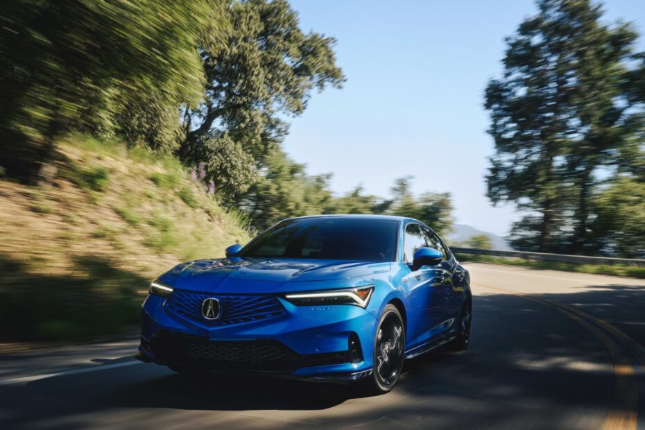Acura Integra 2026 azul na estrada.