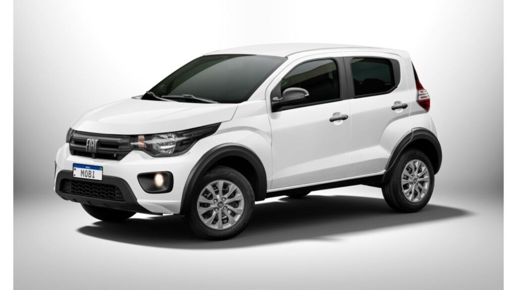 Fiat Mobi branco parado na diagonal em um fundo branco.