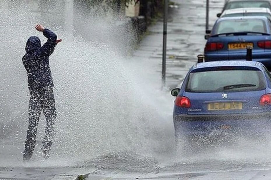 Molhar pedestres ao passar por poças é uma das multas que você precisa tomar cuidado.