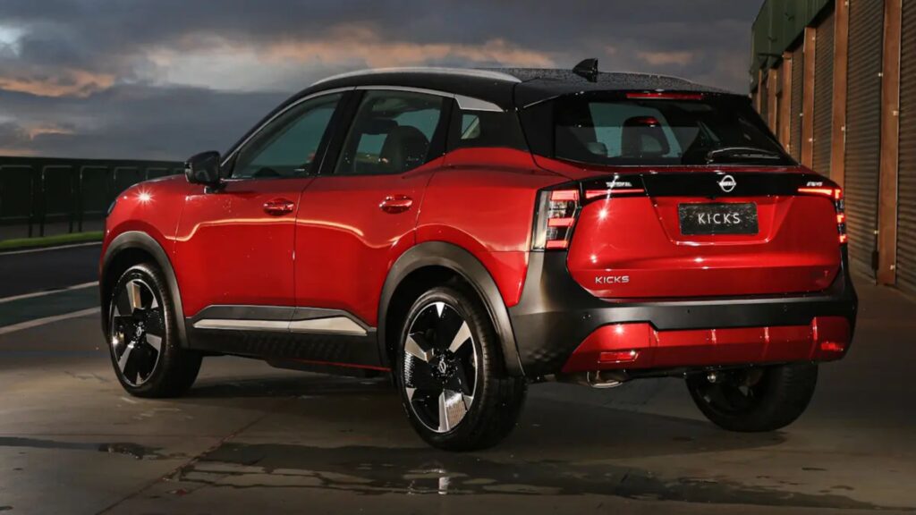 Traseira do Nissan Kicks 2026 vermelho.