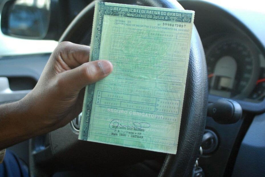 Nova lei do IPVA em MG isenta carros a etanol, gás e elétricos.