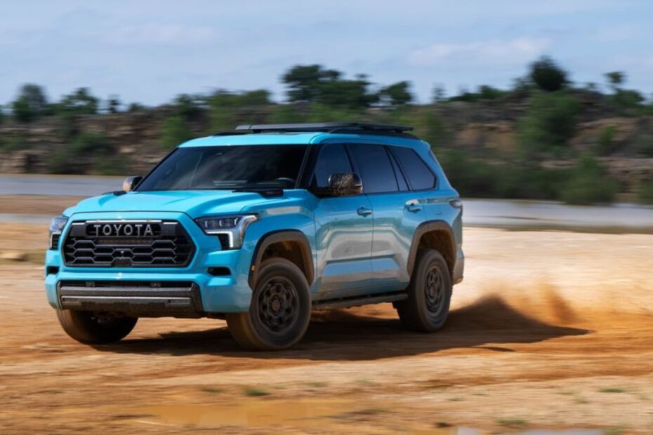 Toyota Sequoia 2026 azul acelerando no barro.