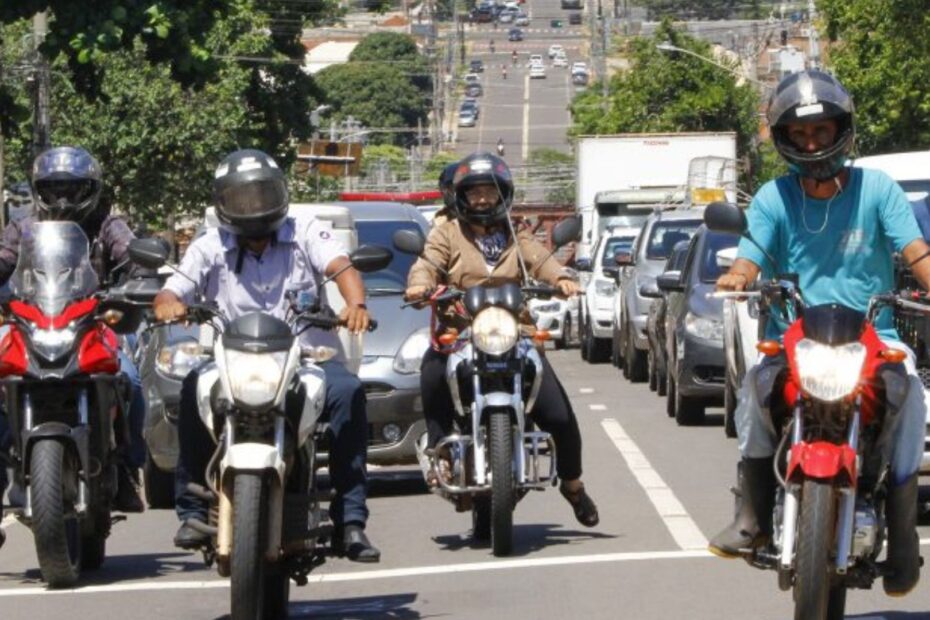 Motos na estrada esperando o semáforo abrir para ir pagar o IPVA.