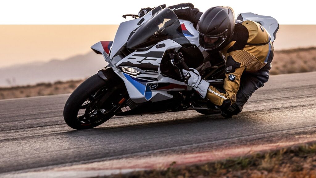 BMW S 1000 RR 2025 branca fazendo uma curva para a esquerda.