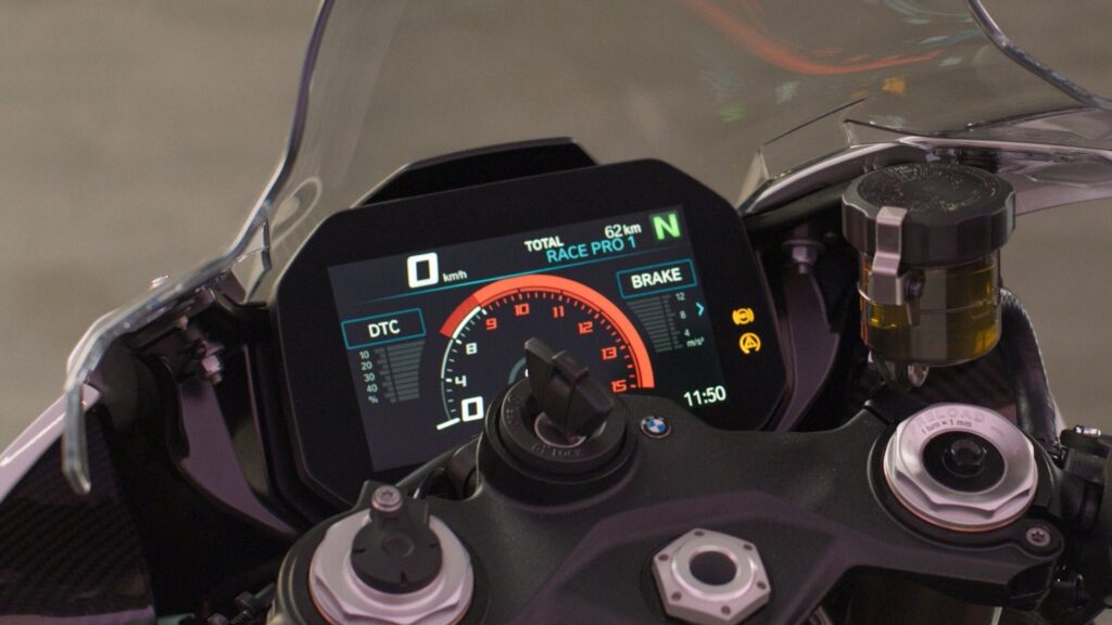 Painel TFT da BMW S 1000 RR 2025.