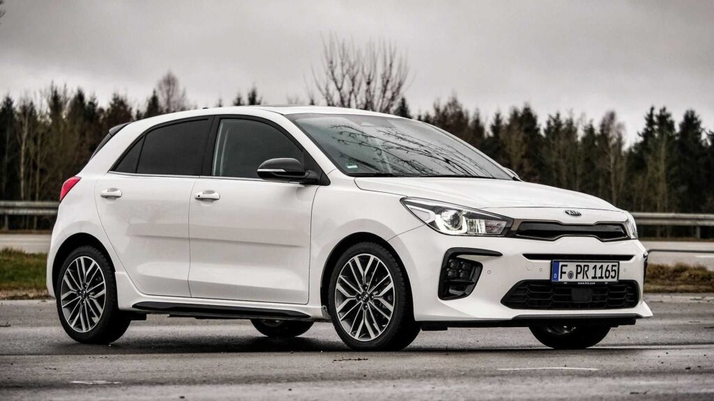 Kia Rio branco parado na diagonal.