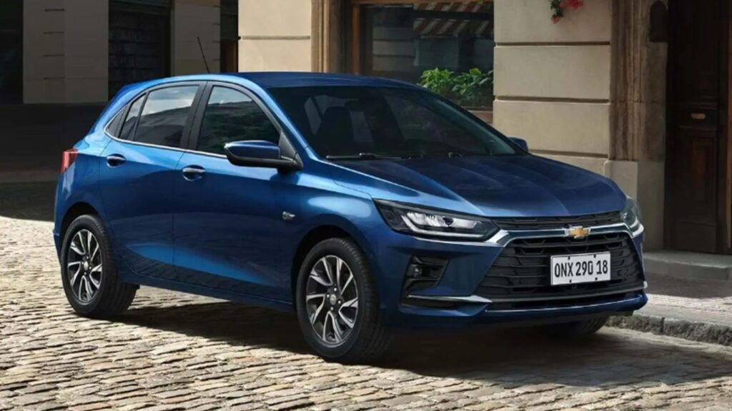 Chevrolet Onix 2026 azul parado na beirada da estrada.
