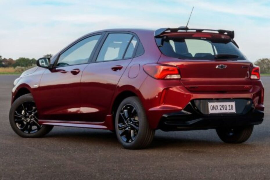Traseira do Chevrolet Onix 2026 vermelho.