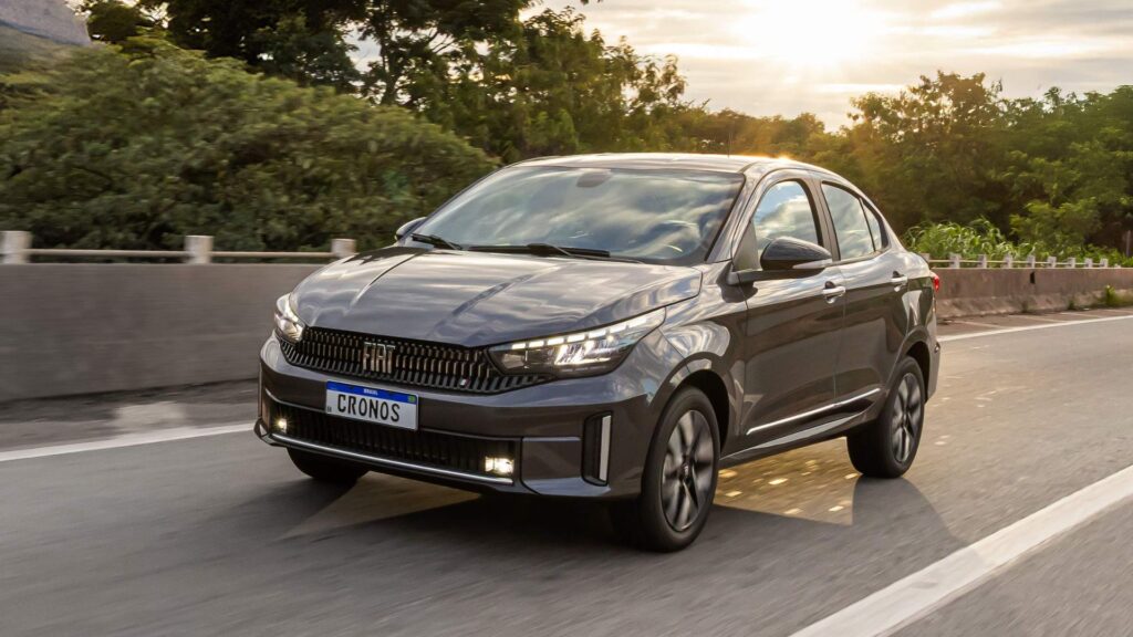 Fiat Cronos 2026 cinza em movimento.