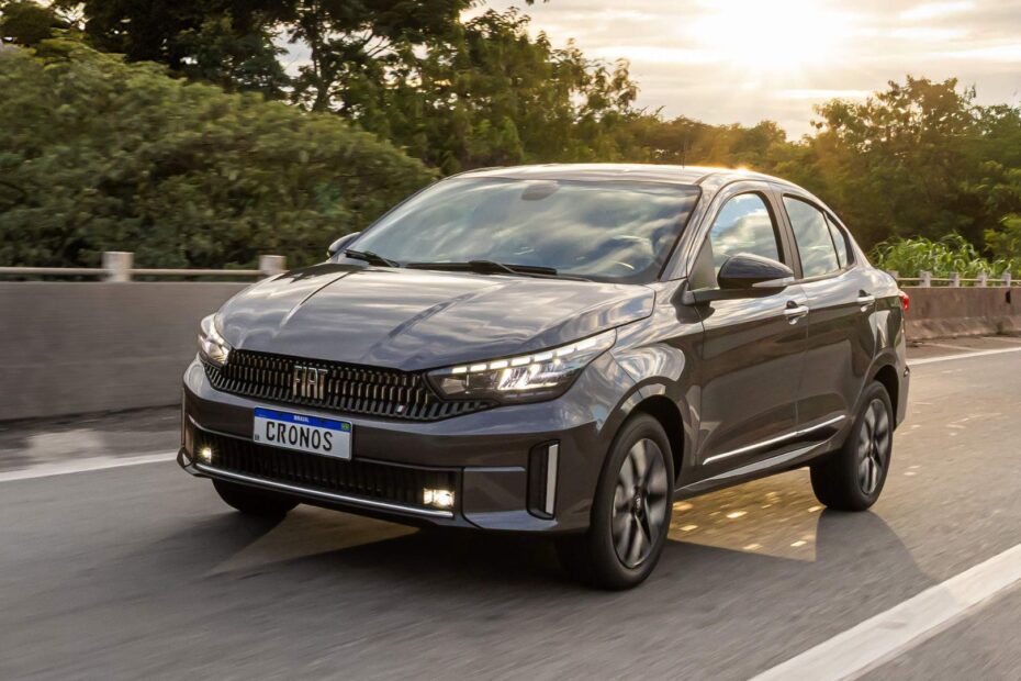 Fiat Cronos 2026 cinza em movimento.