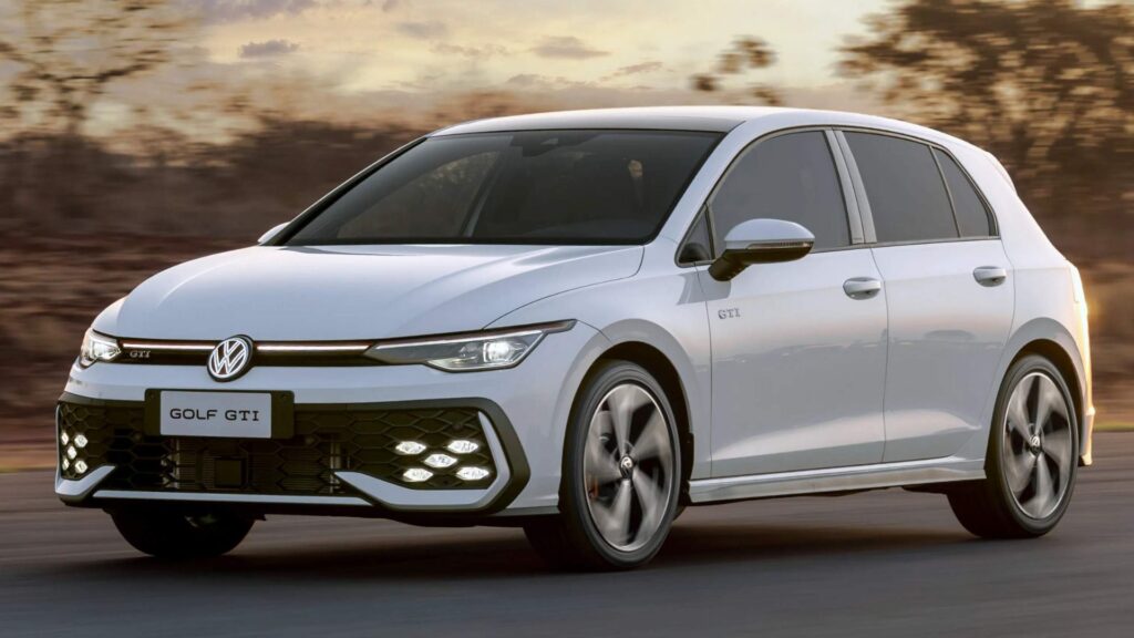 VW Golf GTI 2026 branco em movimento.