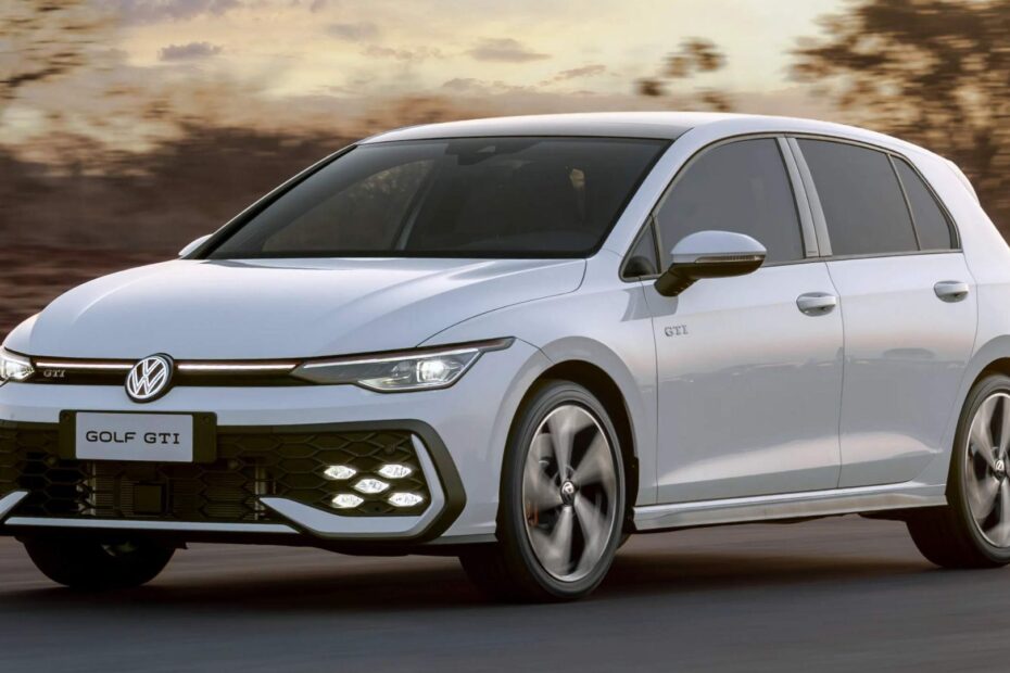 VW Golf GTI 2026 branco em movimento.
