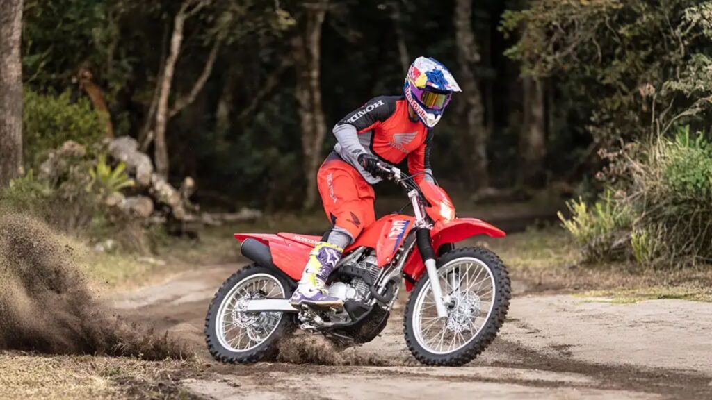 Honda CRF 300F 2026 derrapando no barro.