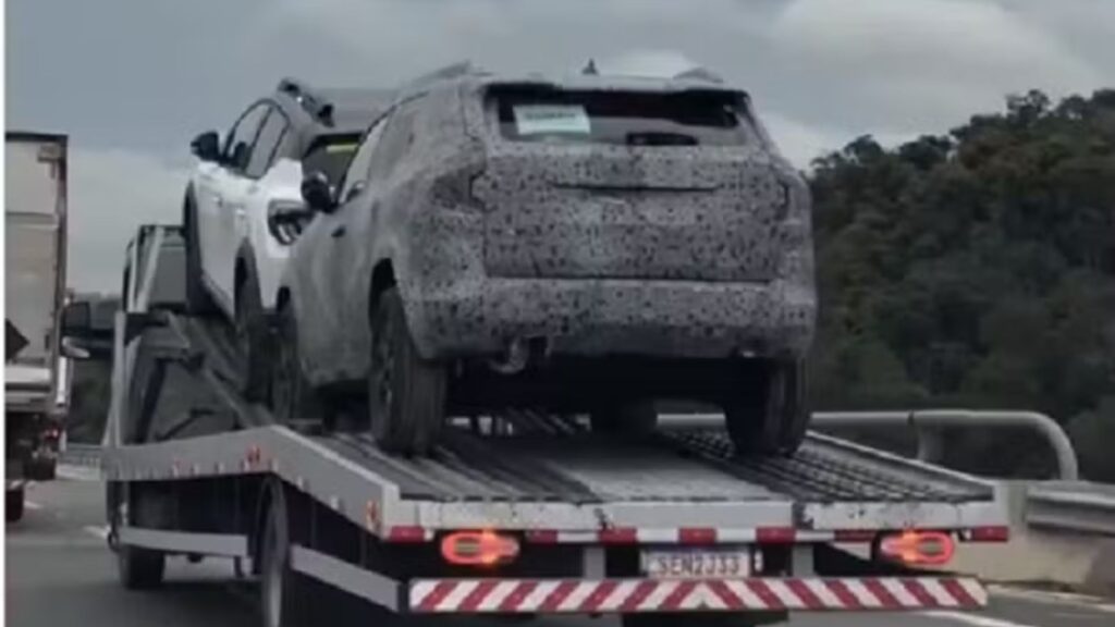 Nova geração do Renault Duster camuflada em cima de um guincho.