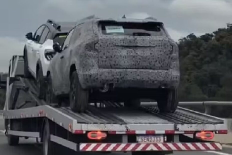 Nova geração do Renault Duster camuflada em cima de um guincho.