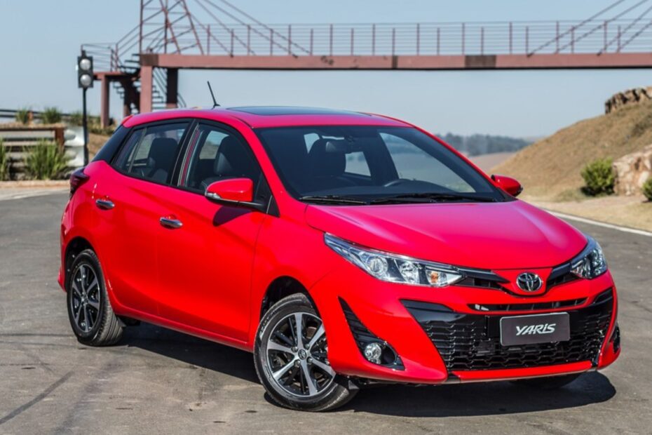 Toyota Yaris vermelho.