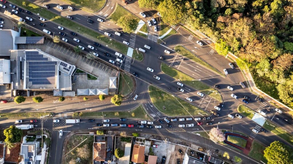 Trânsito de uma cidade visto de cima.