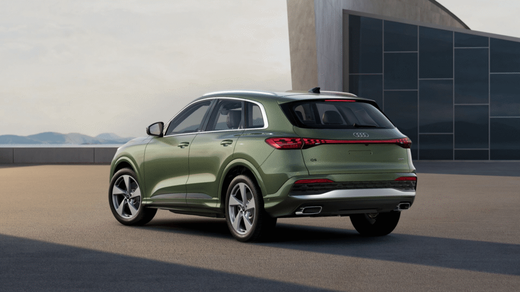 Traseira do Audi Q5 2025 verde parado.