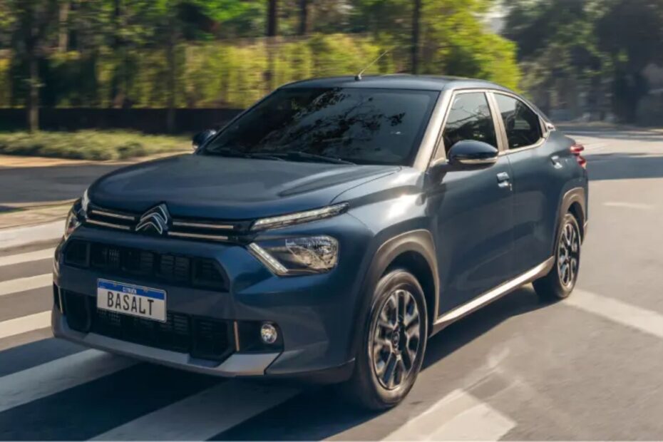 Citroën Basalt 2026 azul em movimento na estrada.