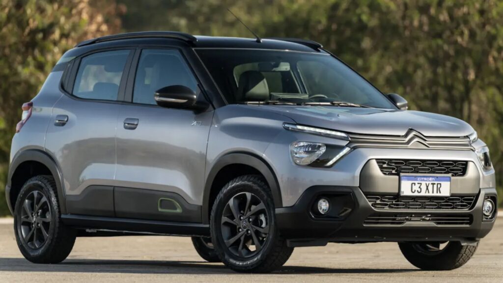 Citroën C3 2026 cinza parado na diagonal.
