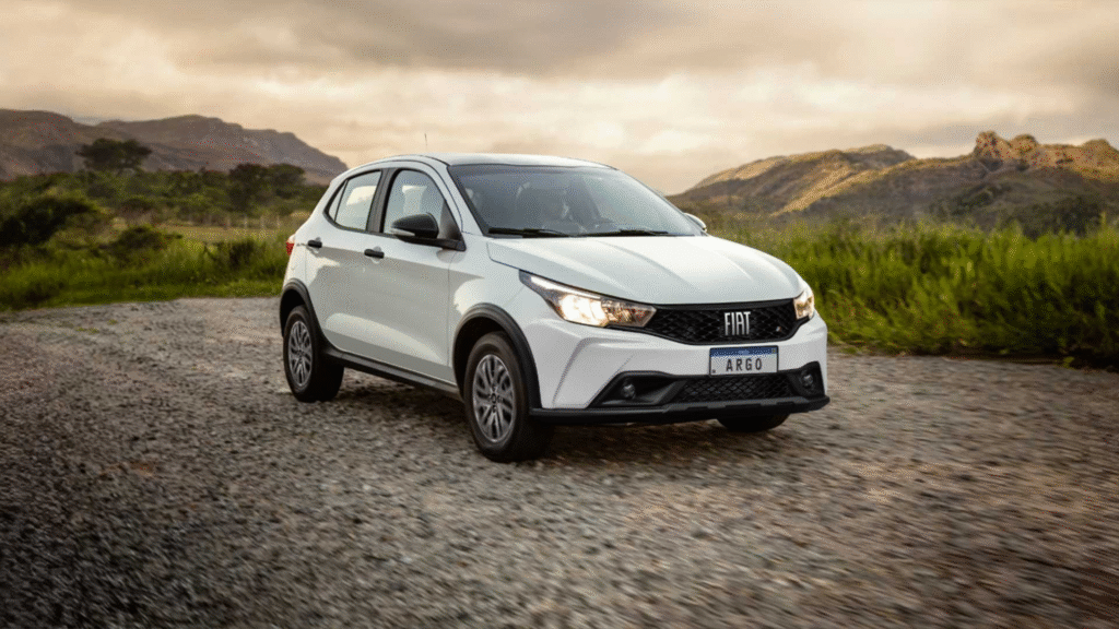 Fiat Argo branco em movimento.