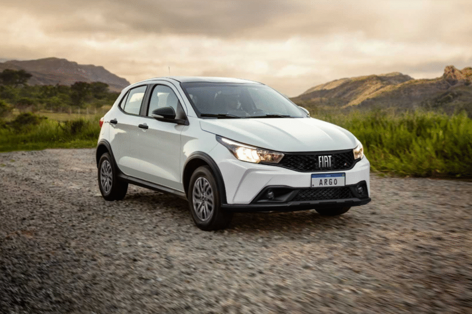 Fiat Argo branco em movimento.