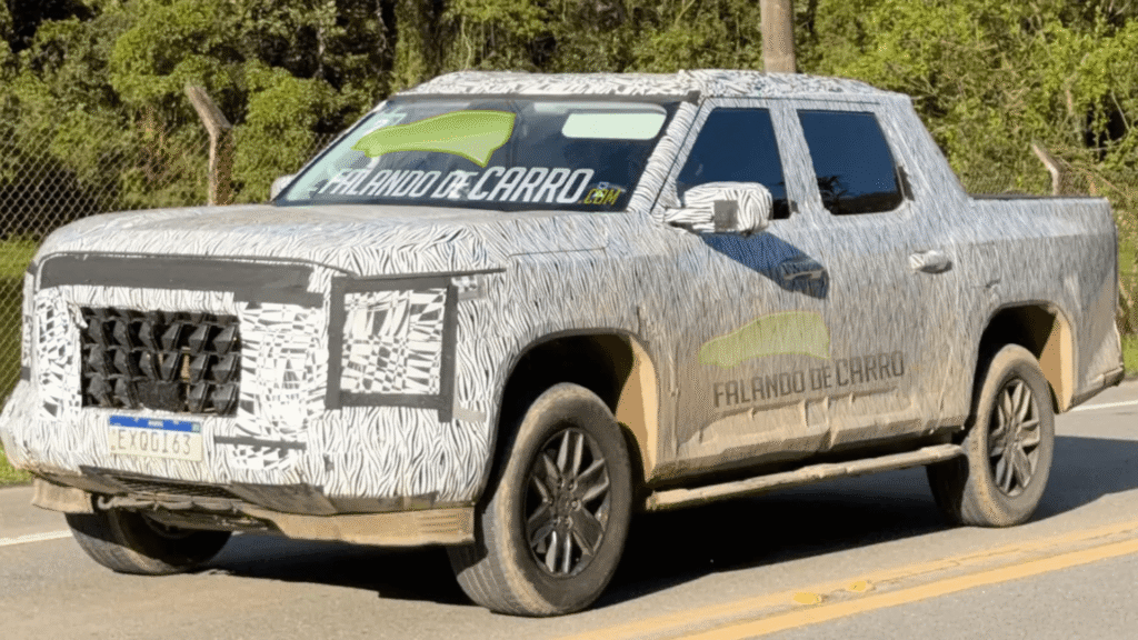 Nova Amarok 2027 camuflada em movimento na estrada.