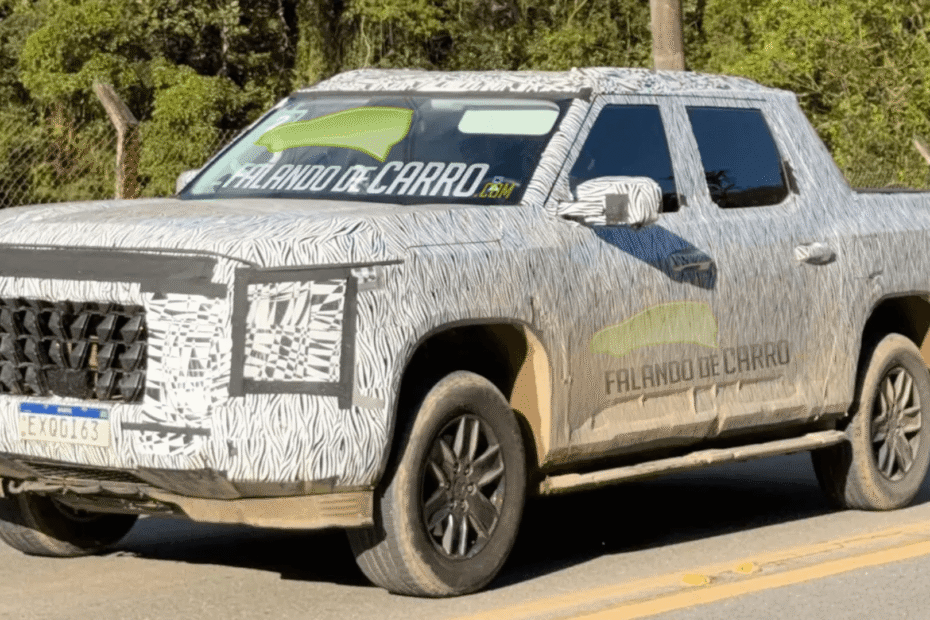 Nova Amarok 2027 camuflada em movimento na estrada.